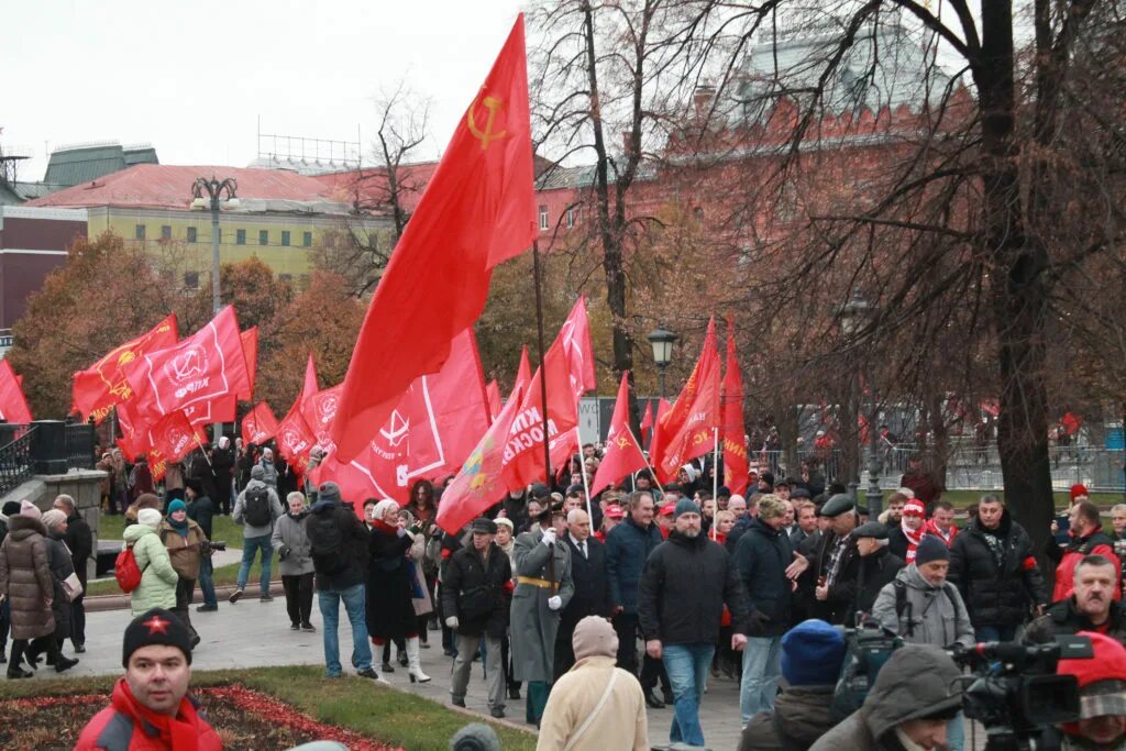 Шествие КПРФ 98 летие Октябрьской революции Москва. Великий октябрь. Парад к Дню 14 годовщина Октябрьской революции. 105 Летие Октябрьской революции картинки. 32 годовщины октября