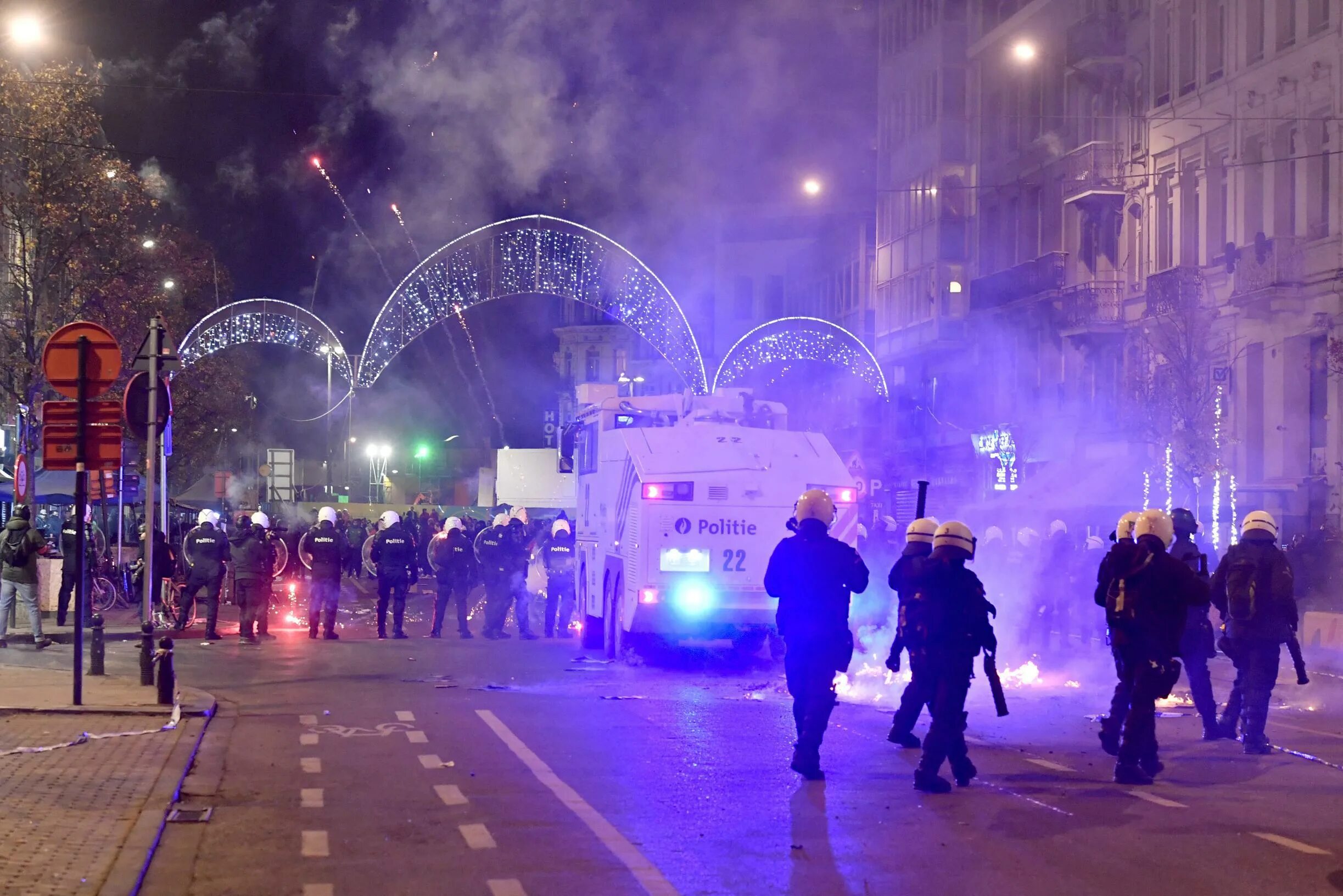 Протесты во франции сейчас 2022. Франция 18 декабря. Аргентина франция 2022 финал. Франция 18 декабря. Русское ополчение против французов.