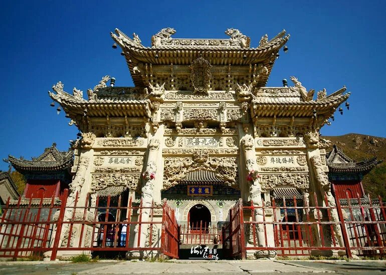 Храм "Лунчуан" в Пекине. Храм Сянцзи Сиань. Храм сай Юэ Китай достопримечательности. Китай достопримечатн.