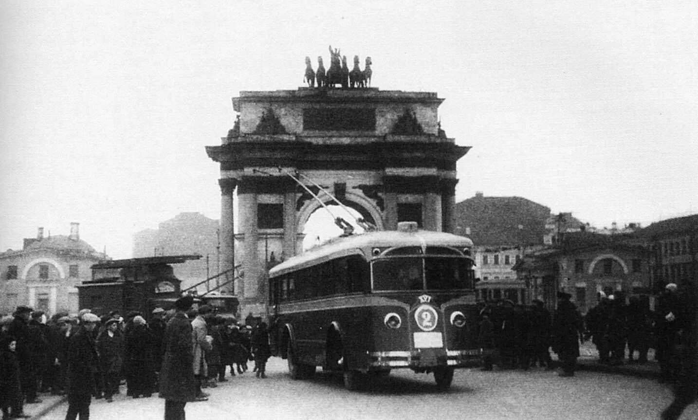 Московский троллейбус 1933 год. 1933 В Москве началось регулярное движение троллейбусов. Первый Советский троллейбус ЛК-1.