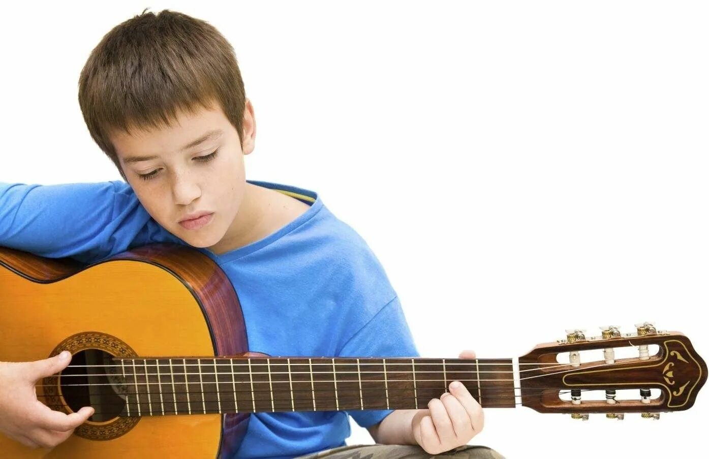 Ребенок играющий на гитаре. Гитара для детей. Подросток с гитарой. Подросток музыкант. Гитара начало обучения
