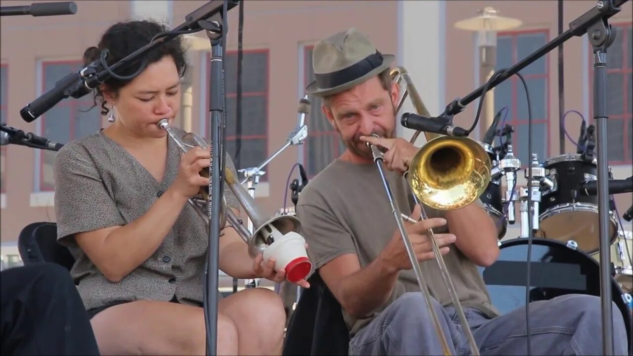 Blues french. Группа Tuba skinny. Erika Lewis Tuba. Туба скинни состав. Tuba skinny Jazz Band 2022.