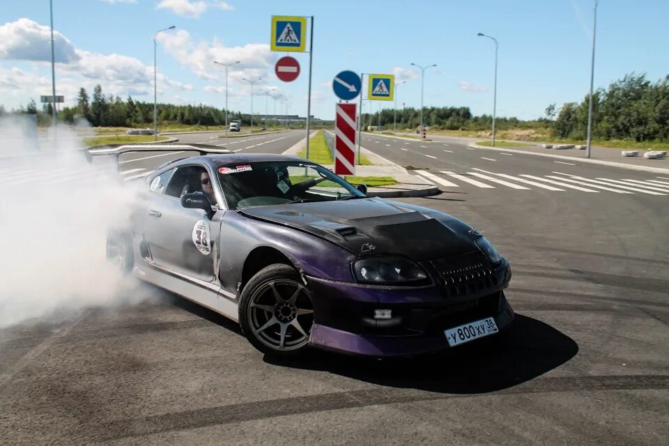 Супра вмс. Toyota supra полный привод. toyota supra отстрелы. супра а80 отстрелы. супра против мустанга.