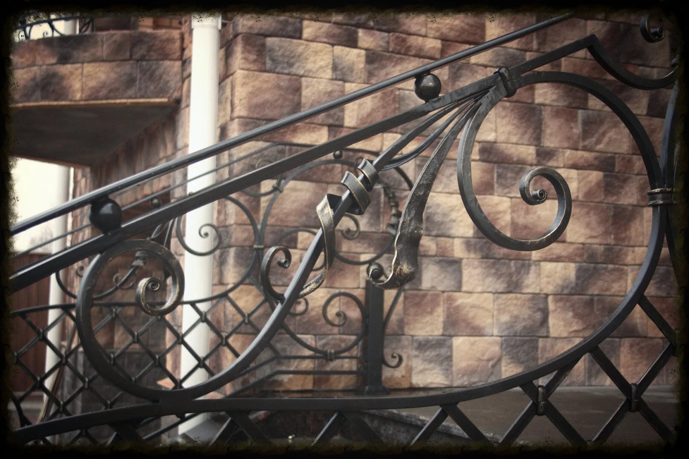 Кованые перила. Красивые кованые изделия. Коварт художественная ковка. 099s. Стол с кованными элементами.