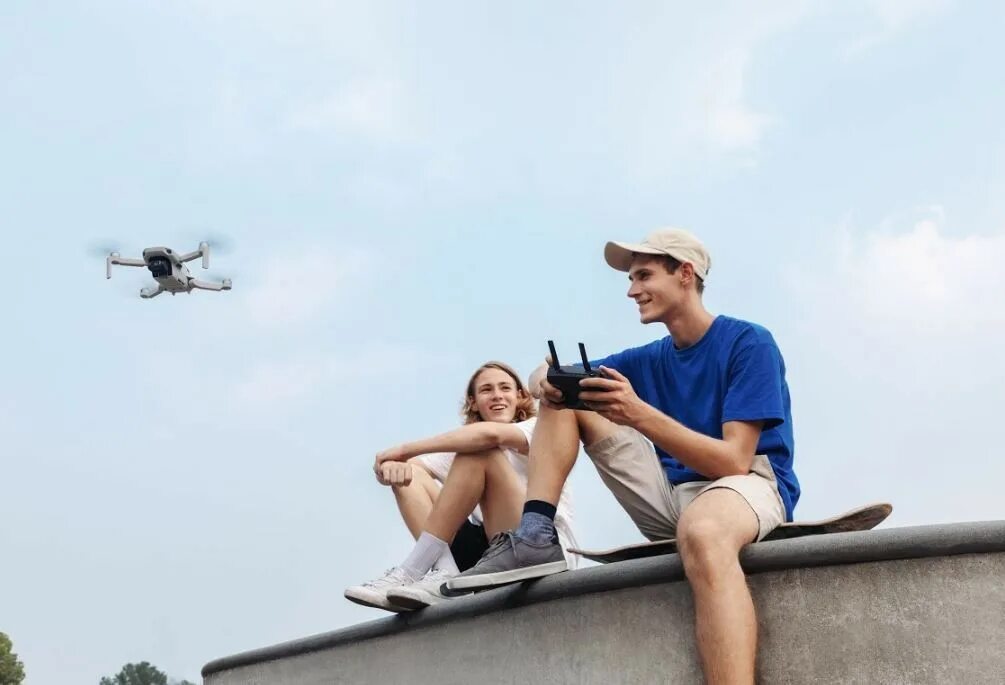 Дрон в девице. Mini drone the everyday flycam. дрон для съемки. девушка и квадрокоптер. девушка с квадрокоптером.