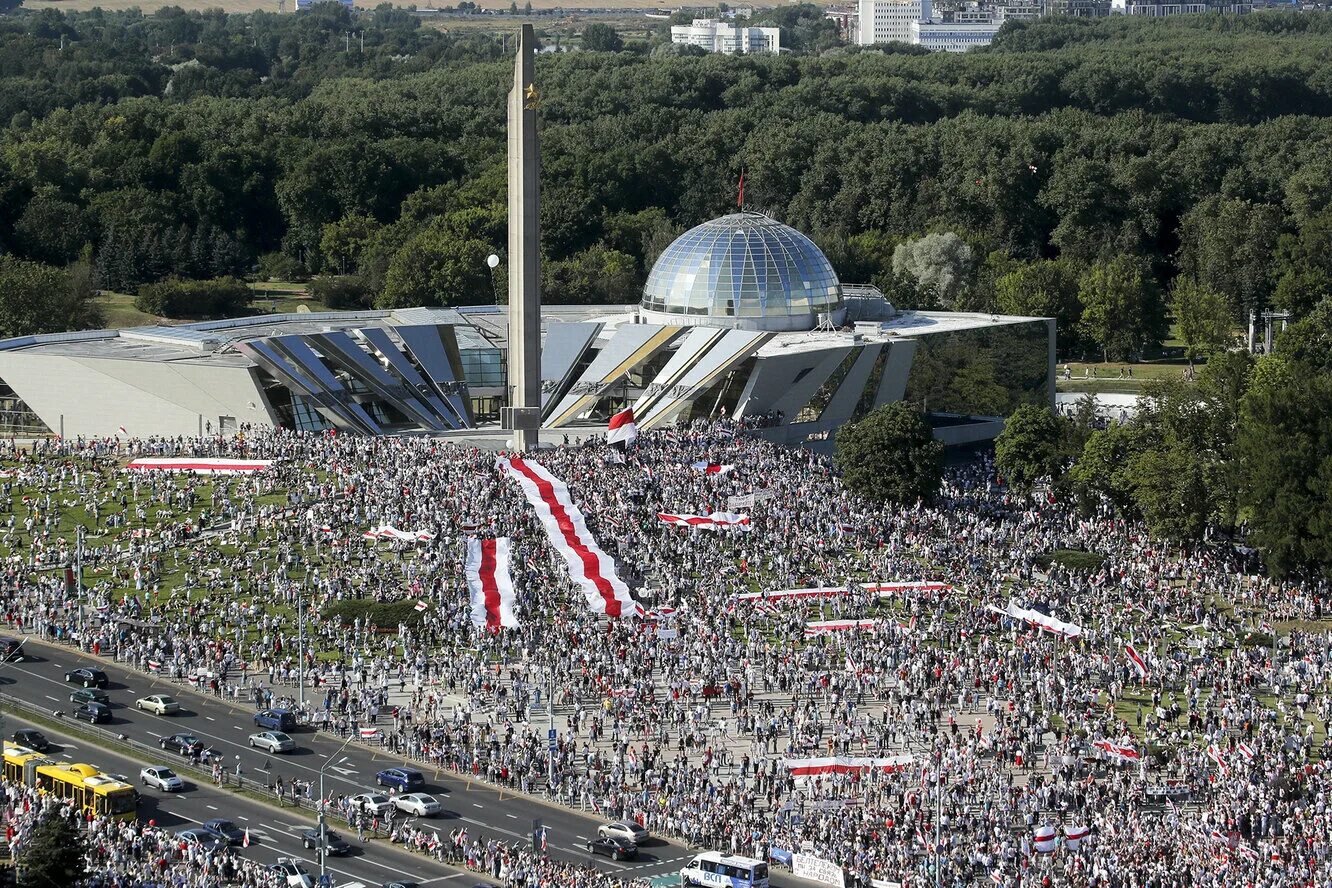 митинг в минске 16 августа 2020. митинги в белоруссии 2020 против лукашенко. двинулась колонна белоруссии. митинг 16. митинг против лукашенко 2020.