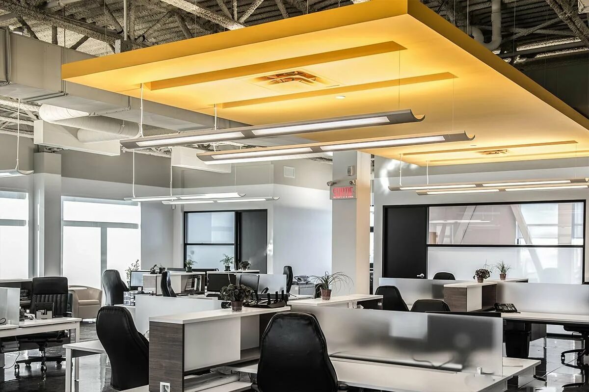 Открытые коммуникации. Вентиляция в офисе. Интерьер офиса. Интерьер с высокими потолками. Открытые коммуникации.