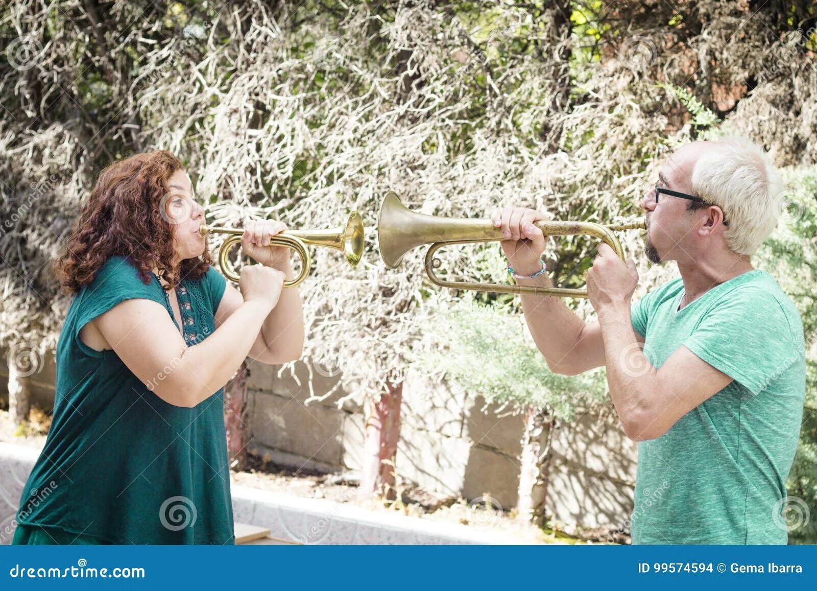 Музыка играет труба. Женщина трубач. Женщина играет на трубе. Люди играющие на БАБАХЕ.