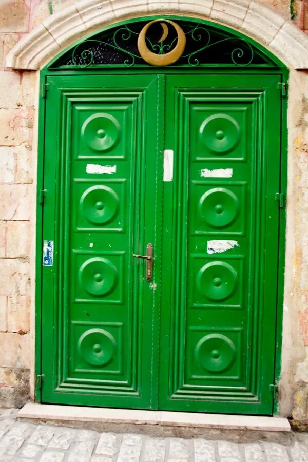 Green Doors Абхазия. Зеленая дверь. Зеленая входная дверь. Салатовая дверь.