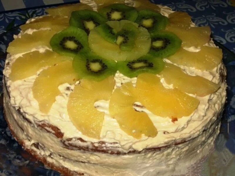 Украсить торт ананасом. Карамельно арахисовый чизкейк. Торт со сгущенкой и ананасами. Торт с ананаса со сгущёнкой. Торт со сгущенкой и ананасами.