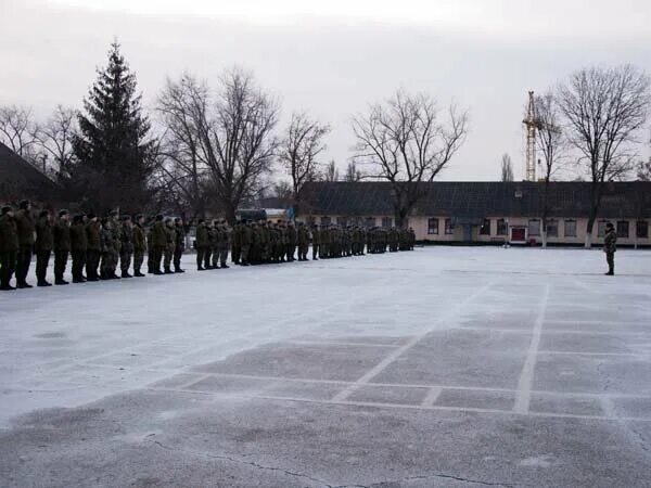 Гибель на плацу. Плац воинской части. Плац в военной части. Воинская часть зима. Плац зимой.