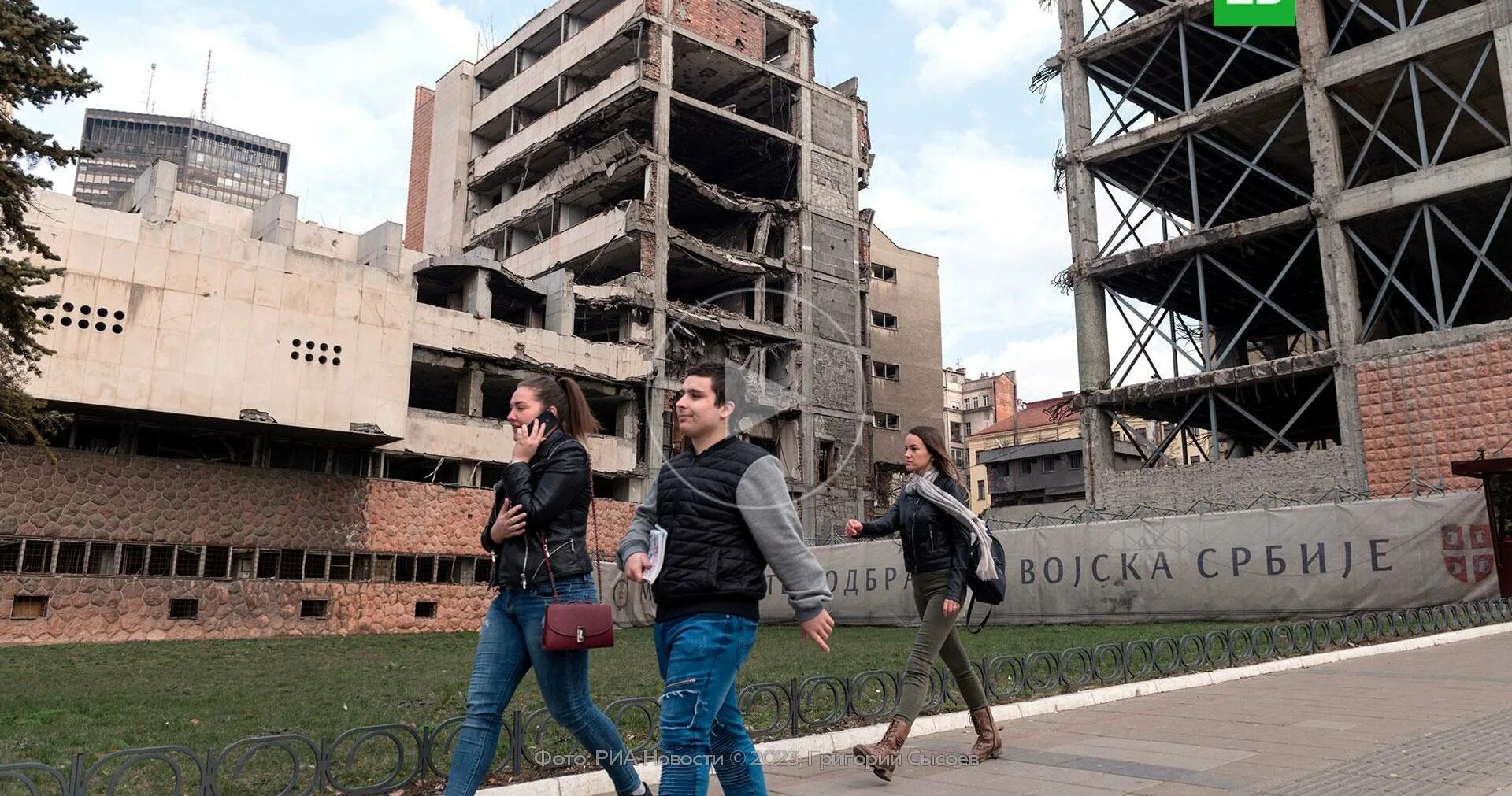 Здание министерства обороны югославии. Проходить мимо здания. Commercial real estate in manhattan. Люди идут мимо здания. Уличная стена.