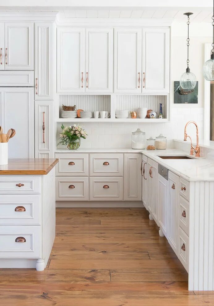 White kitchen. Белые кухни. Бело деревянная кухня. Светлая деревянная кухня. Белая кухня с золотыми ручками.