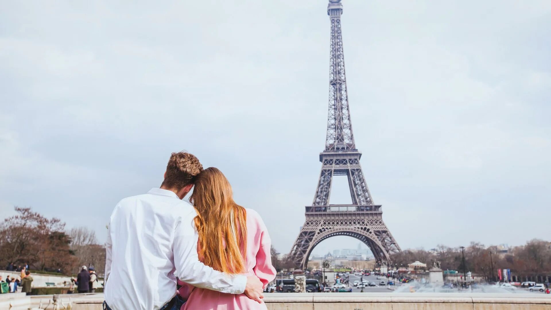 Скучаю по парижу. Влюбленные в Париже. Париж любовь. Влюбленные пары в Париже. Фотосессия на фоне Эйфелевой башни.
