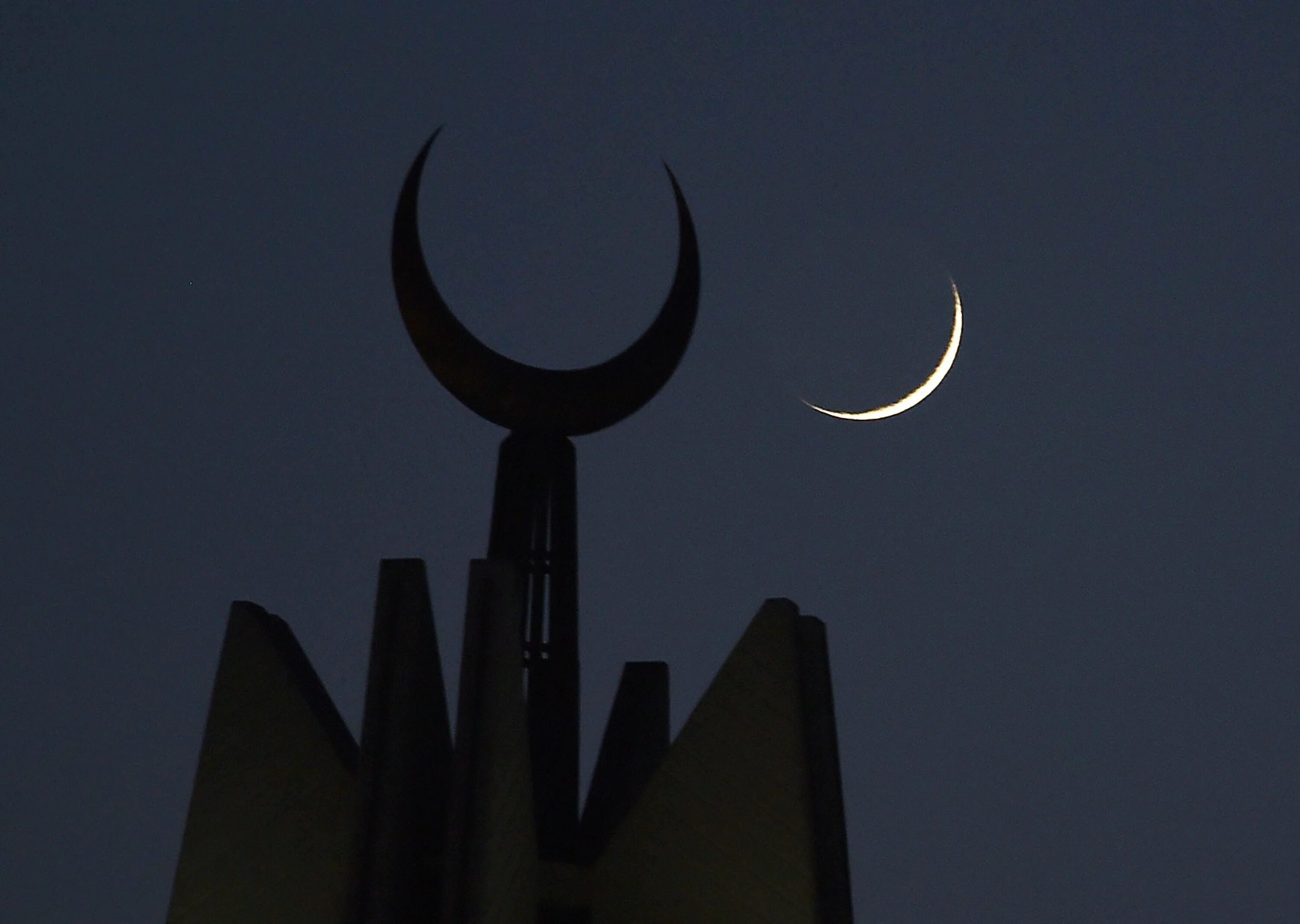 Новая луна рамадан. Саудовская Аравия Луна Рамадан 2022. Аллат полумесяц. Мечети Турции полумесяц. Месяц на мечети.