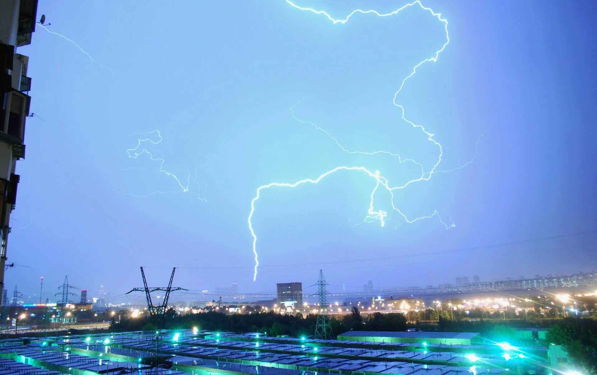 Ураган в москве 2022. Ураган май 2017 москва. Смерч в москве 28 июня 2021. Последствия урагана в москве. Гроза москва 2021.