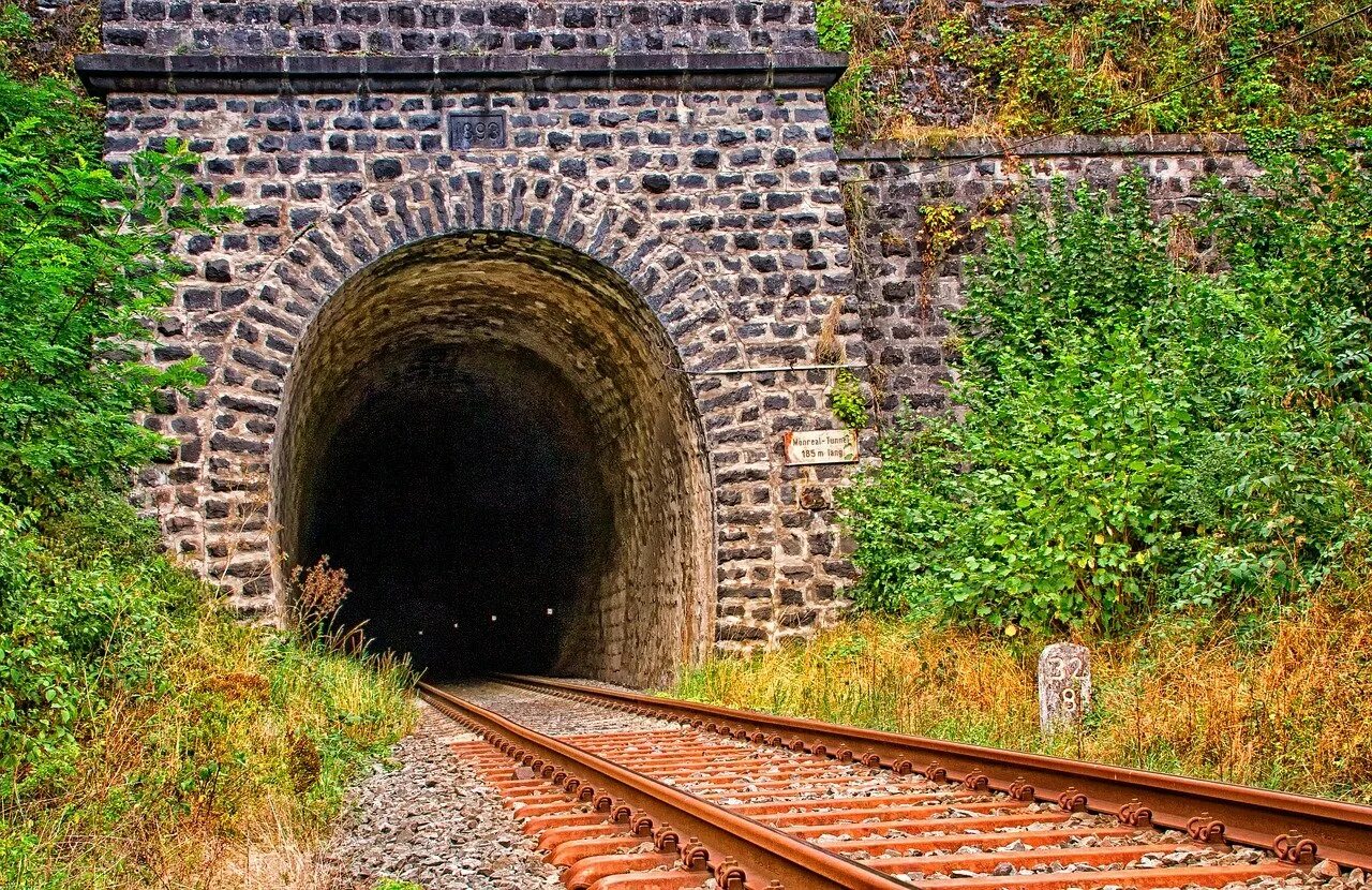 Перед входом в тоннель пассажирского поезда. Меградзорский Железнодорожный тоннель. Большой Апеннинский двухпутный Железнодорожный тоннель. Самосский тоннель. Тоннель Фэнхошань.