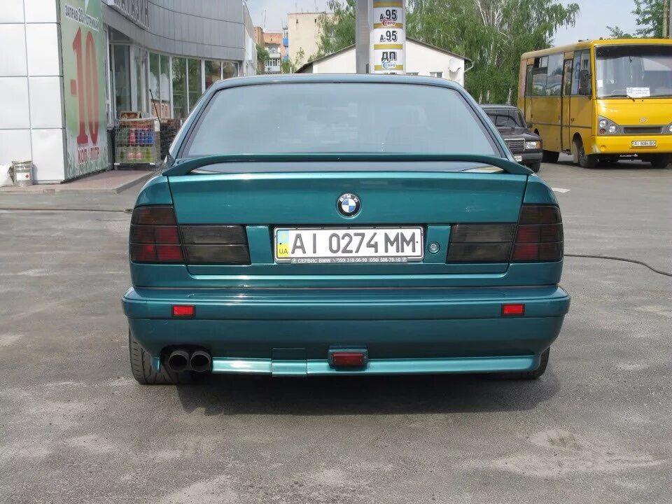 Хелла е34. HELLA Black e34 задние. BMW e34 HELLA Black задние. БМВ е34 Хелла Блэк. Е34 Хелла Блэк задние.