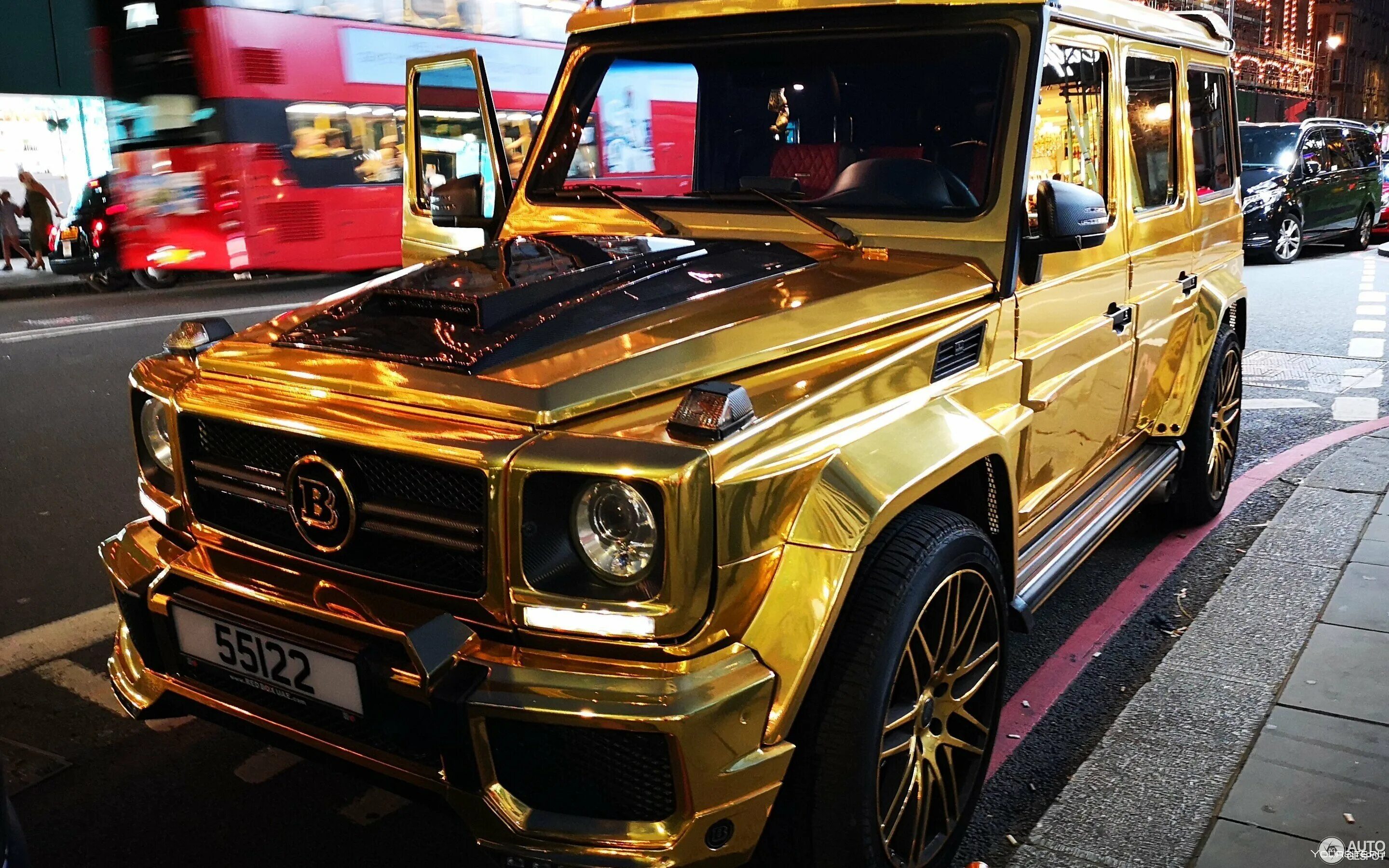 Гелендваген б. G63 AMG Brabus золотой. Mercedes g63 AMG Brabus. Мерседес Гелендваген Брабус золотой. G63 AMG Брабус.