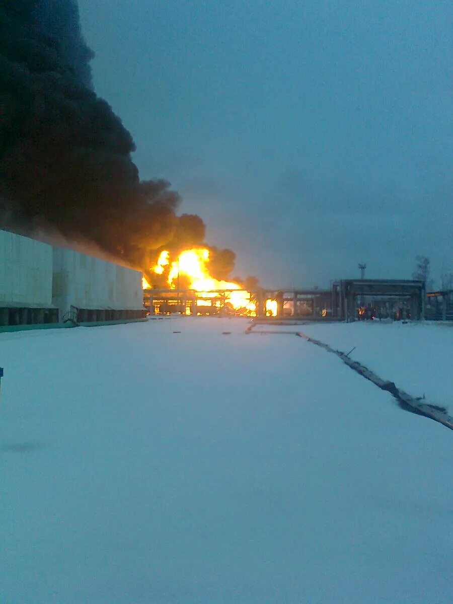 пожар на нпз в рязани. факела на нефтезаводе в рязани. пожар на рнпк рязань. рязань нефтезавод пожар. пожар в районе нефтезавода рязань.