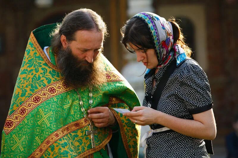 Исповедь в монастыре. Епитрахиль Исповедь. Беседа со священником. Девушка на исповеди.