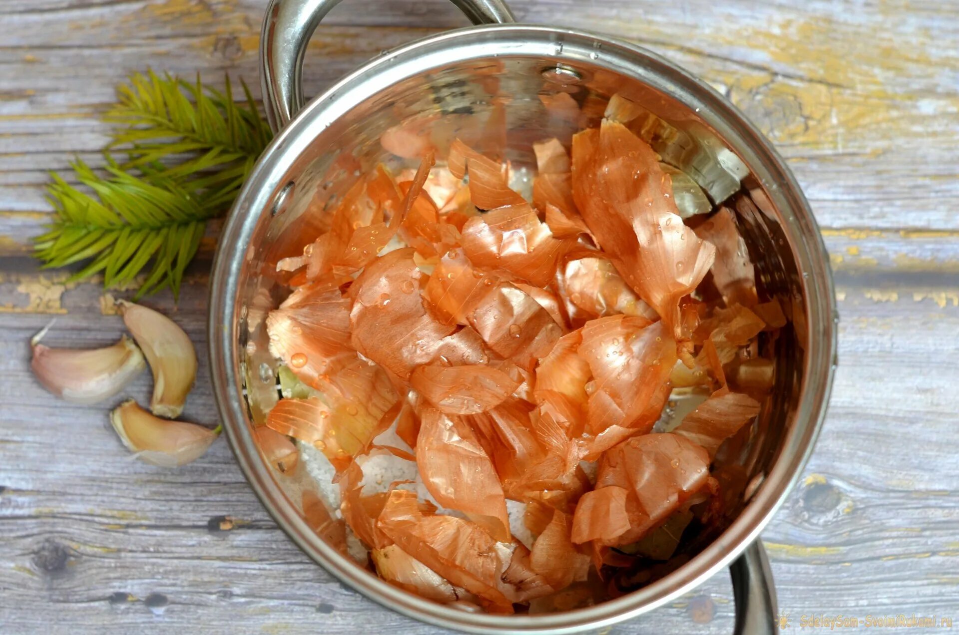 Отвар луковой шелухи. Настой луковой шелухи. Навар из луковой шелухи. Яйца луковая шелуха. Луковая шелуха.