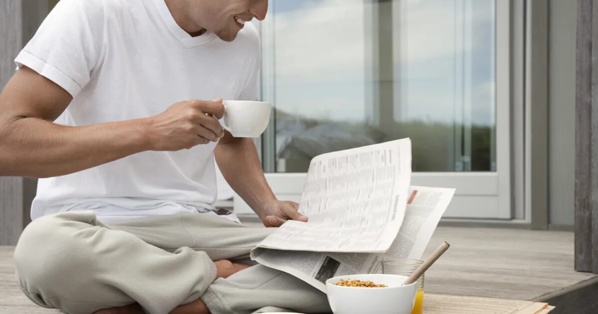 20 утра. Полезные привычки для мужчин. Полезные привычки мужик. Мужчина ест и читает газету. Магия утренних привычек.