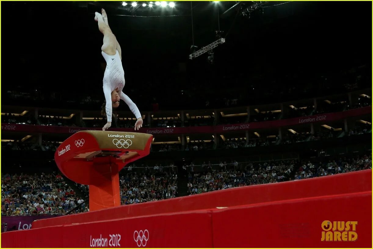 Спортивная гимнастика на Олимпийских играх опорный прыжок. Маккайла Марони опорный прыжок. Женская спортивная гимнастика опорный прыжок. Опорный прыжок спортивная гимнастика приземление. Русская прыгает 18