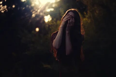 Девушка со скрытым лицом