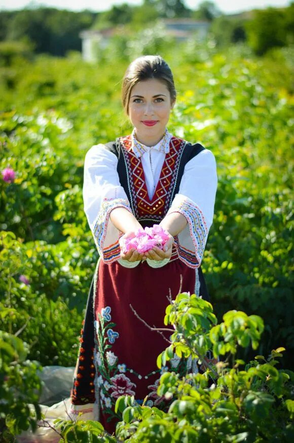 Национальное фото женщин. Девушка в болгарском костюме. Болгарские девушки. Болгары женщины. Болгарские девушки в национальных костюмах.