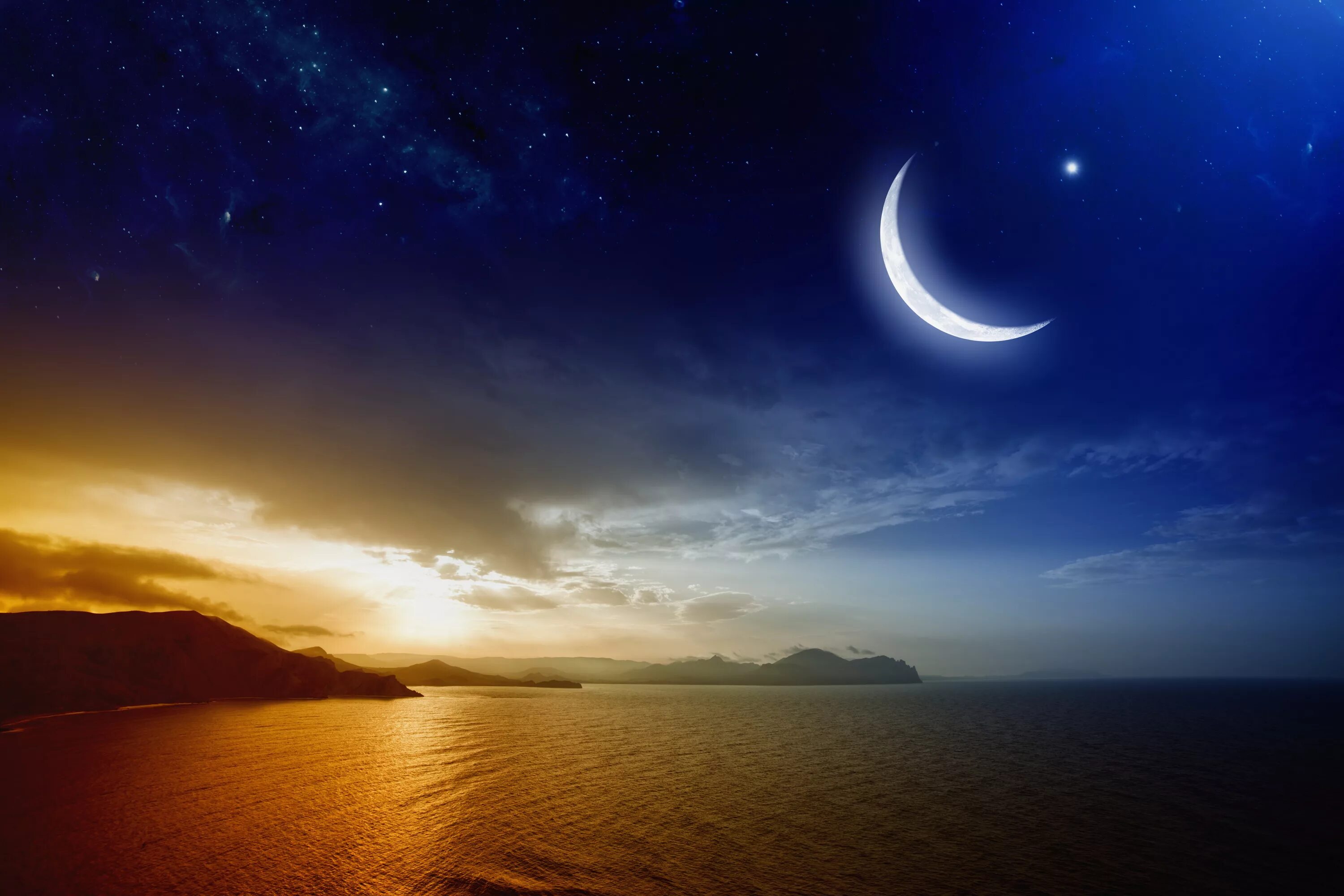 Какая ночь рамадана. Красивый полумесяц. Луна и звезды. Рамадан небо ночное. Небо Луна Рамадан.