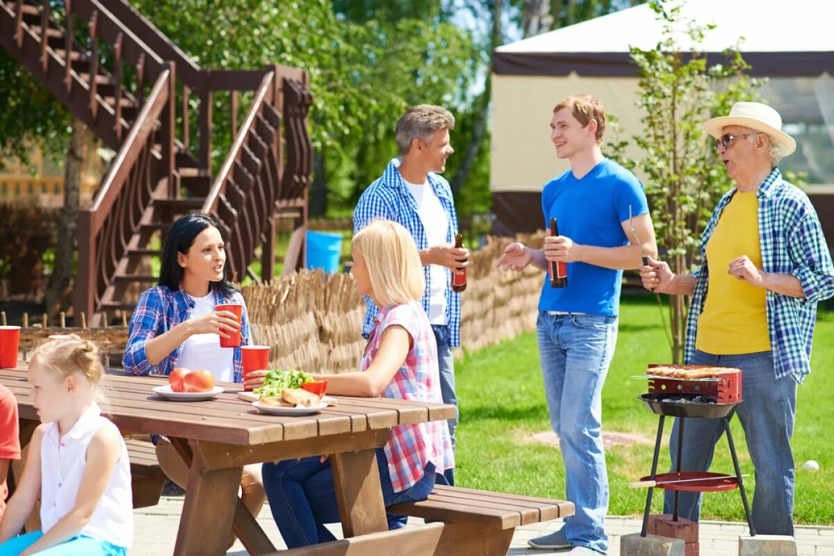 Пикник с друзьями на природе. Семья на веранде. Семья на даче. Family dacha. Family dacha.