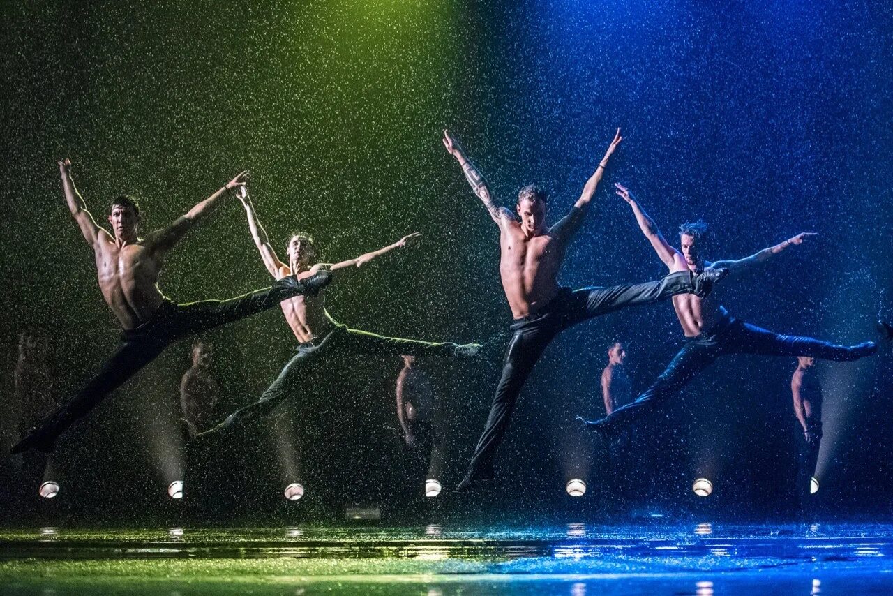 человек с зонтом под дождем. ливень. пара танцует под дождем. под дождем ялуторовск. шоу под дождем иваново 2022.