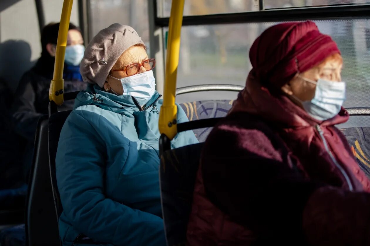 Люди в масках в автобусе. Пассажиры в автобусе. Пенсионеры в автобусе. Пенсионеры в автобусе в масках.