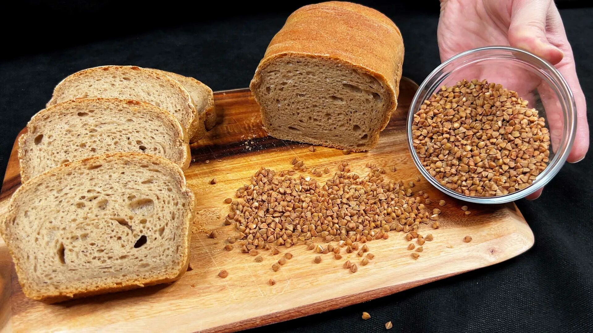 Пшенично гречневый хлеб. Гречневый хлеб. Хлеб из гречневой муки. Хлпб не гречке. С хлебцами гречневыми Завтраки.