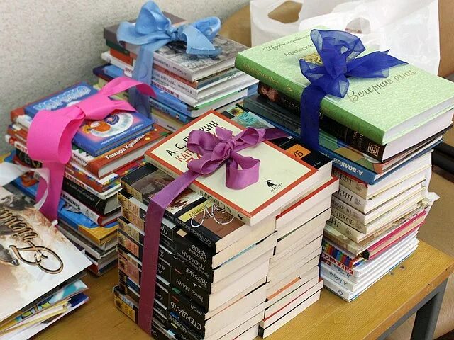 как красиво подарить книгу. книга в подарок. книги подаренные библиотеке. книга в подарок. книга в подарок.