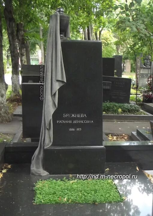 могила галины брежневой фото. могила андрея брежнева. брежнев леонид могила. галина леонидовна брежнева могила. памятник галина брежнева на новодевичьем кладбище.