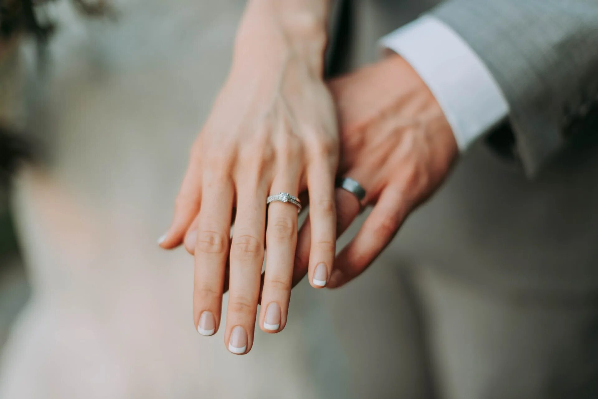 Кольцо брак на какой руке. Брак. Обручальное кольцо. Обручальное кольцо на пальце. Обручальные кольца на руках.