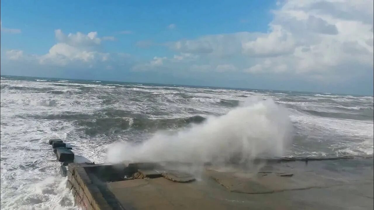 Черное море шторм 12 баллов. Адлер море шторм. Шторм на черном море сейчас. Шторм в Адлере.