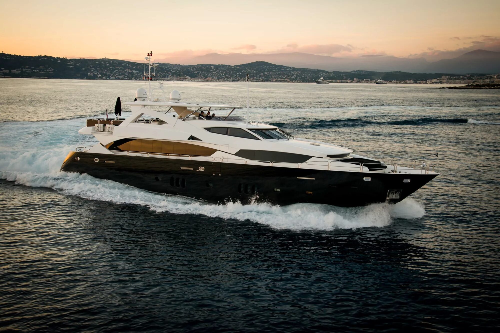 Яхта рива 86. Парусную яхту black pearl. Black yacht. Катер блэк спирит. Black yacht.