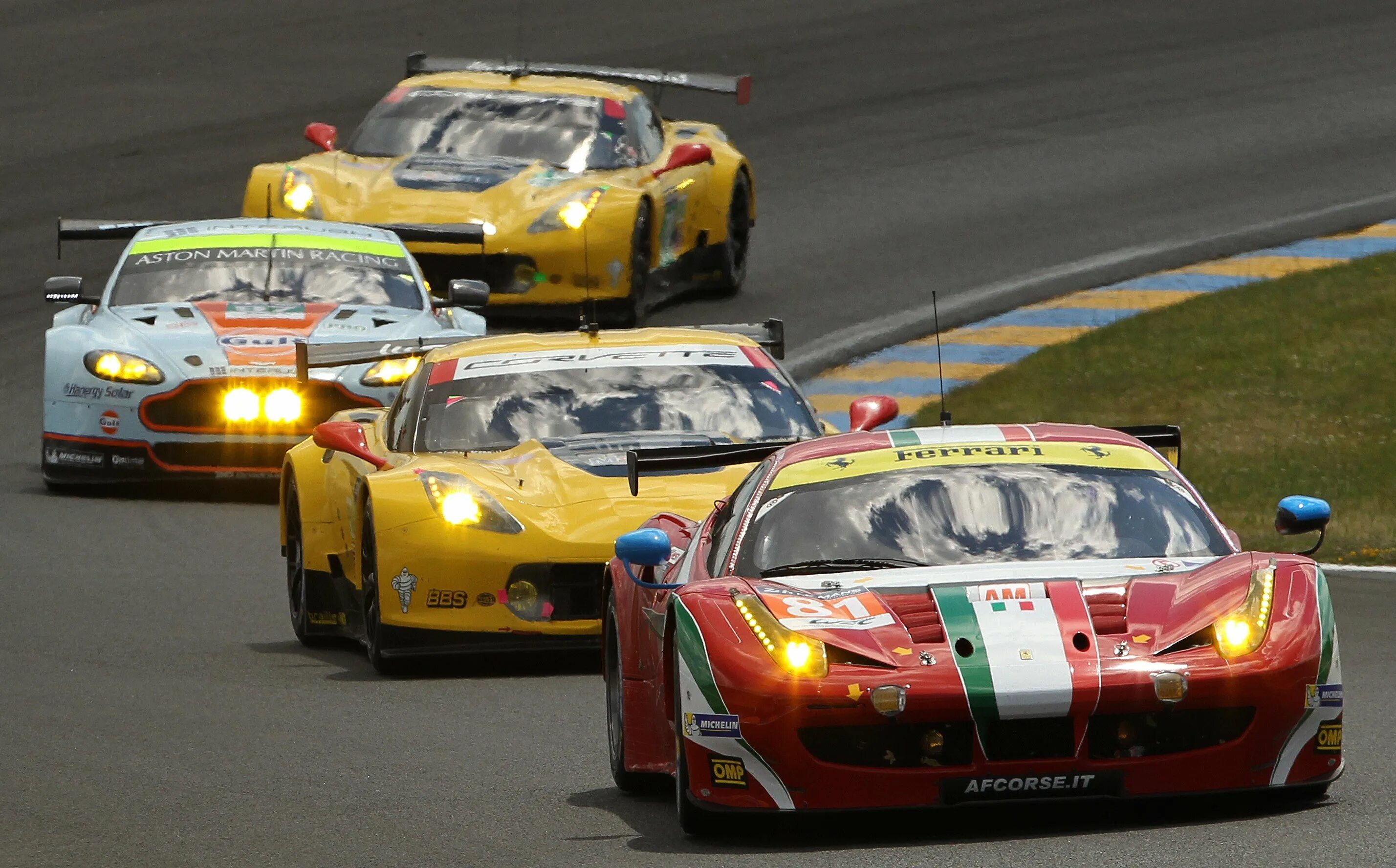 Какой нибудь гонки. Ferrari le mans 2015. Ле ман 2004. Гонки на машинах. Гонки на гоночных машинах.