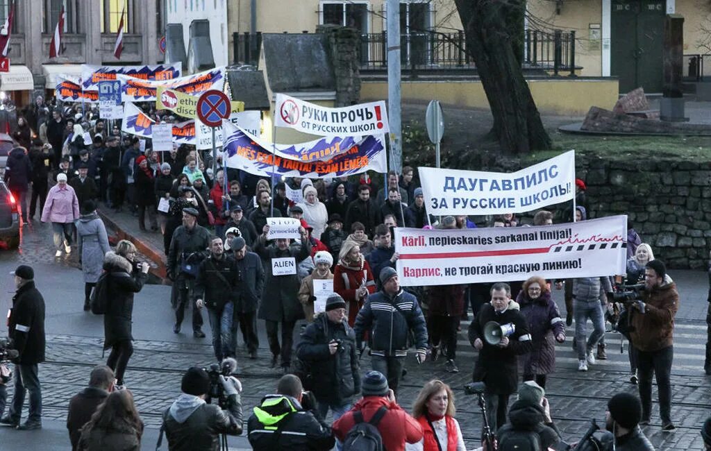 Протесты в Латвии. Русские протесты в Прибалтике. Протесты русских в Латвии. Латвия руки прочь от русских школ.