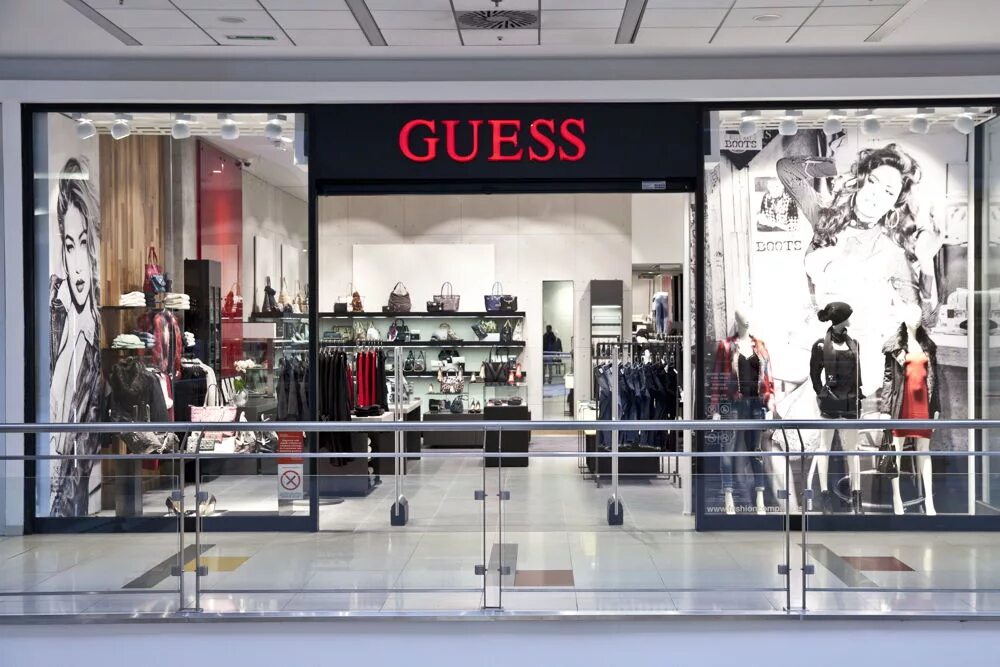 Гесс воронеж. Витрина guess. Витрины Гесс. Штаб квартира guess. Guess галерея.