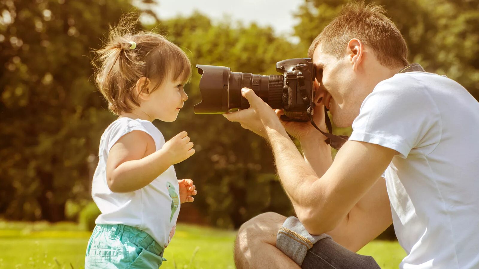 Фотограф фотографирует семью. Папа фотографирует. Родитель фотографирует ребенка. Семья фотографируется фотоаппарат. Научи папу играть