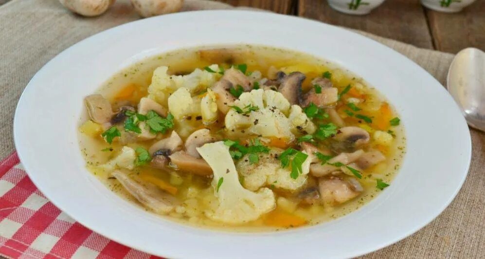 Грибной суп из шампиньонов с картофелем. Грибной суп с цветной капустой. Суп картофельный с шампиньонами. Суп с грибами шампиньонами и цветной капустой.