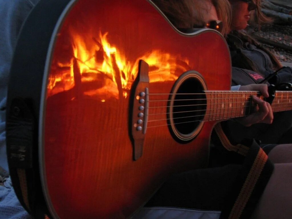 Гитара. Вечер у костра с гитарой. Гитара в походе. Гитарист у костра.