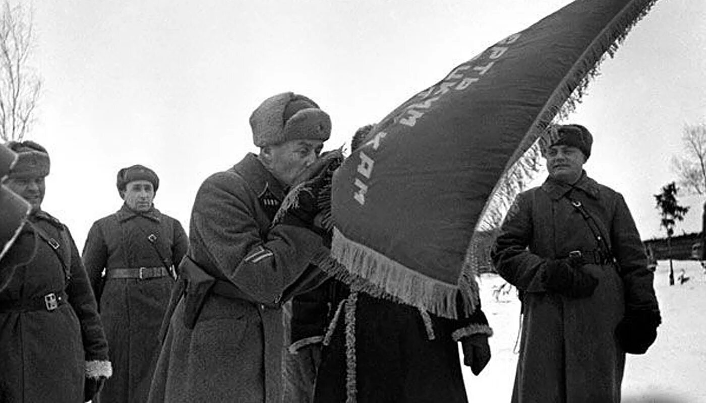 Партизанские знамена. Вручение гвардейского Знамени 1941 год. Солдат со знаменем. Красное Знамя 1945. Боевое Знамя ВОВ.