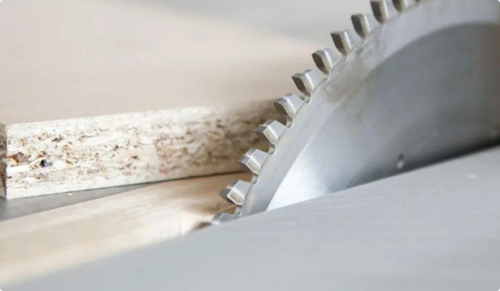 распил тюмень. раскрой лдсп. распил фанеры станок. мебельный цех. раскрой фанеры.