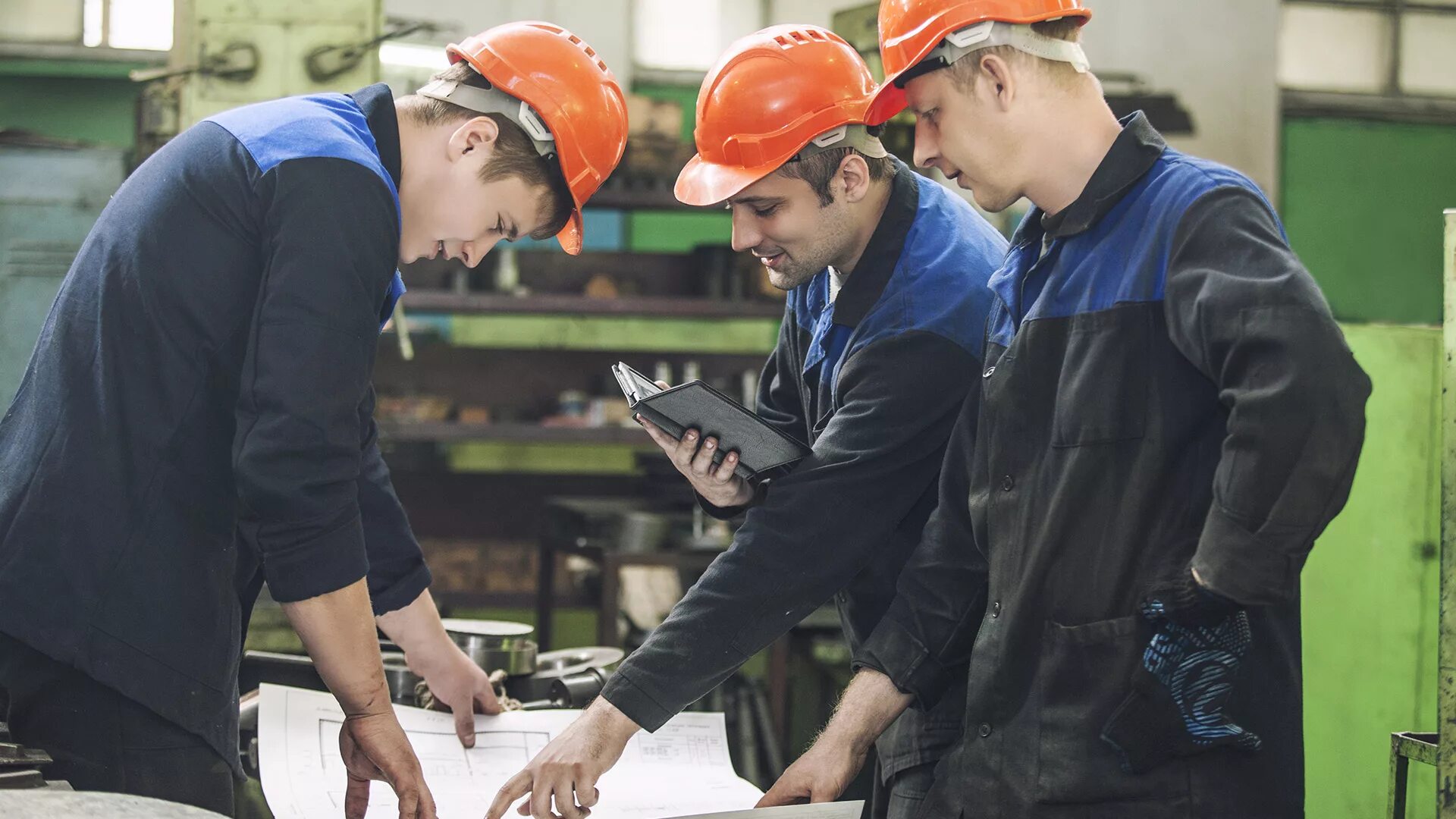 Workers load. Рабочий на заводе. Рабочий цех. Работник завода. Рабочий на производство.