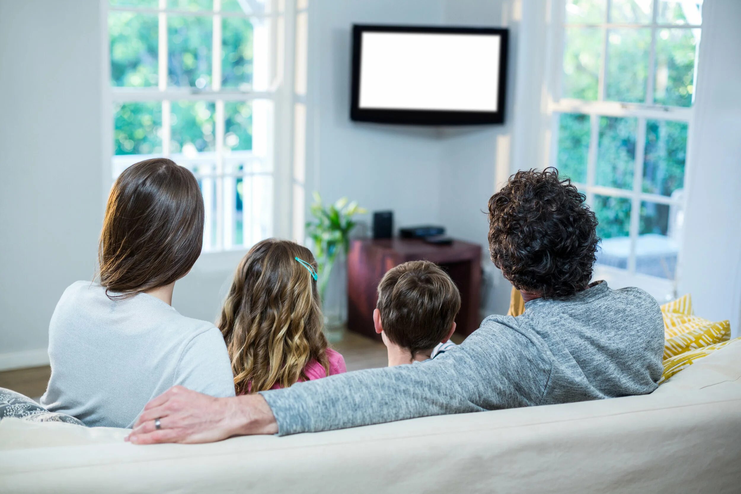 Человек на диване со спины. Семья на диване со спины. Семья смотрит телевизор. Семья сидит спиной.
